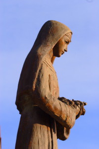 Bronzestatue einer Nonne.